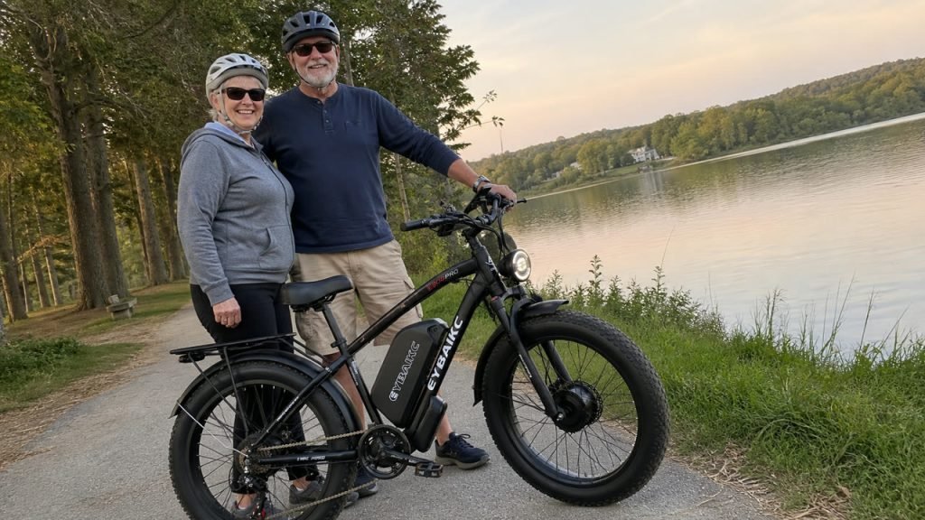 EYBAIKC E300Pro buyer photo — lakeside couple